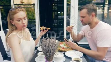 一对在户外咖啡馆。 男女约会。 一个搭档看着他的手机，第二个试图和他说话。 4k